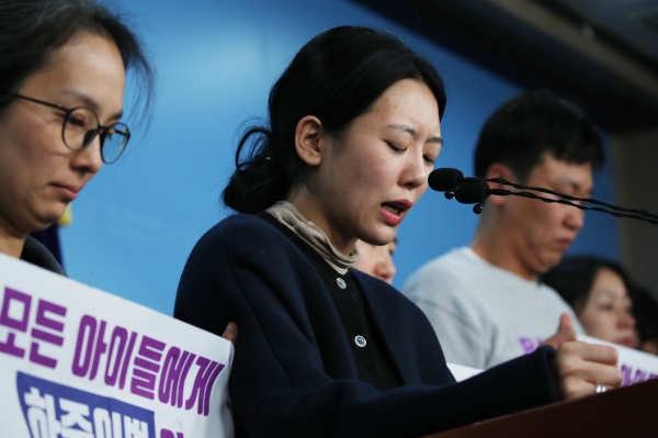 고 김민식군의 어머니 박초희씨가 29일 오후 국회에서 '민식이법' 통과를 호소하고 있다. /연합뉴스