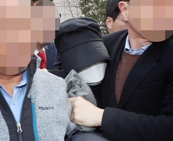 홍정욱 전 한나라당 의원의 딸 홍모양이 10일 오후 인천지법에서 열린 선고공판 후 법원을 나오고 있다. /연합뉴스