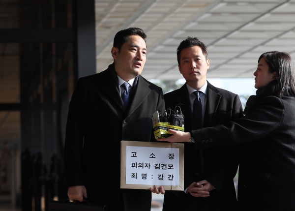 강용석(왼쪽) 변호사는 지난 9일 서울중앙지검에 김건모를 성폭행 혐의로 고소했다. /연합뉴스