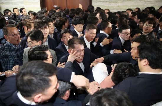 지난해 4월 국회에서 공수처 설치 법안을 제출하려는 민주당과 이를 막으려는 한국당이 몸싸움을 벌이고 있다. /연합뉴스