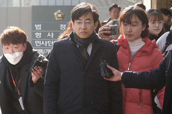 김성준 전 SBS 앵커가 10일 서울남부지방법원에서 열린 공판을 마친 뒤 취재진의 질문을 받고 있다. /연합뉴스