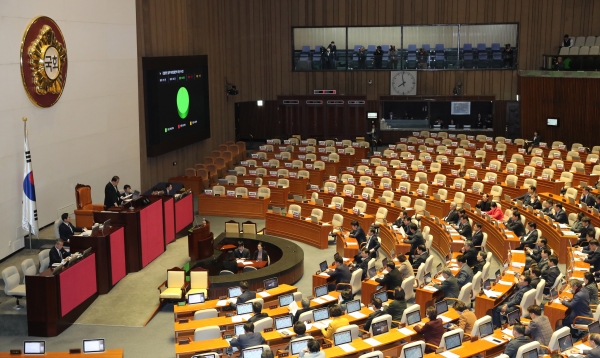 검경 수사권 조정을 위한 검찰청법 개정안이 13일 국회 본회의에서 자유한국당 의원들이 퇴장한 가운데 통과되고 있다. /연합뉴스