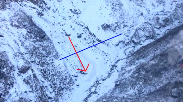 네팔 히말라야 안나푸르나에서 산사태로 실종된 한국인 교사 4명의 구조와 수색 작업이 21일로 닷새째가 됐다. 사진은 헬기에서 바라본 사고 현장. 파란색 선은 길, 붉은색 화살표는 눈사태를 표시한다. /연합뉴스=엄홍길휴먼재단 제공