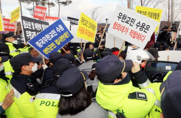 30일 충북 진천군 국가공무원인재개발원 앞에서 우한 교민 수용을 반대하는 주민들이 경찰과 몸싸움을 벌이고 있다. /연합뉴스