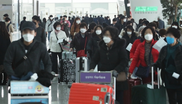신종 코로나바이러스 감염증(우한 폐렴) 확산이 우려되고 있는 가운데 2일 오후 인천공항 2터미널에서 이용객들이 마스크를 착용하고 이동하고 있다. /연합뉴스