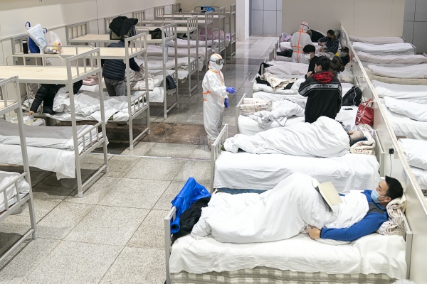 중국의 신종 코로나바이러스 감염자들이 우한 컨벤션센터를 개조한 임시 병원에 수용돼 있다. /신화=연합뉴스