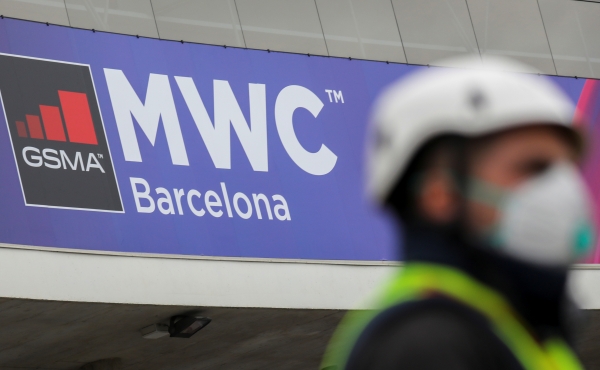 세계 최대 모바일 전시회인 MWC(세계이동통신박람회)가 24~27일 열릴 예정이었다 취소된 스페인 바르셀로나 행사장에서 한 관계자가 마스크를 하고 있다. /로이터=연합뉴스