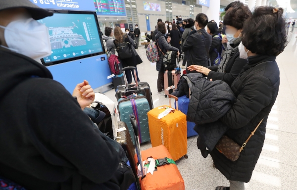 이스라엘에서 입국금지를 당해 되돌아온 한국인 승객들이 23일 오후 인천공항을 통해 입국하고 있다. 이스라엘 정부는 코로나19 확산을 이유로 지난 22일 오후 7시 30분쯤 텔아비브공항에 도착한 대한항공 KE957편 등 한국에서 들어오는 외국인의 입국을 금지했다. /연합뉴스