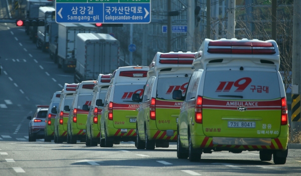 중앙119구조본부가 전국 시도에서 앰뷸런스를 차출해 대구 지역 환자 이송에 나서고 있다. /연합뉴스
