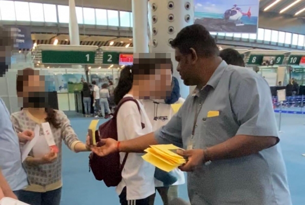 신혼여행지로 인기있는 아프리카의 섬나라 모리셔스 공항에서 코로나19 확산 차단을 이유로 현지 출입국당국 관계자가 한국인들의 여권을 수거하고 있다. /연합뉴스