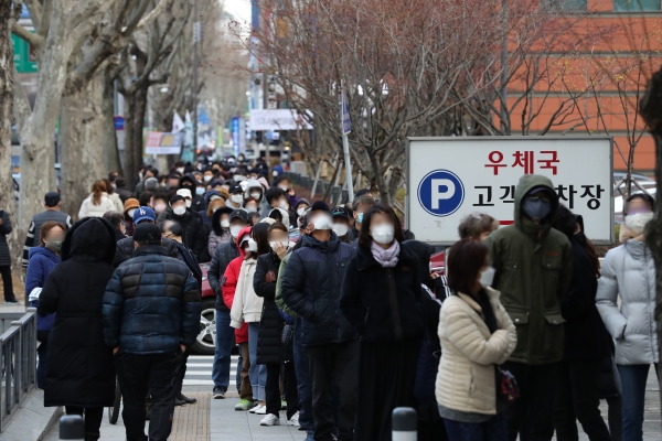 27일 오후 대구 수성구 수성우체국 앞에 코로나19에 대비해 마스크를 사려는 시민들이 길게 줄을 서 있다. /연합뉴스