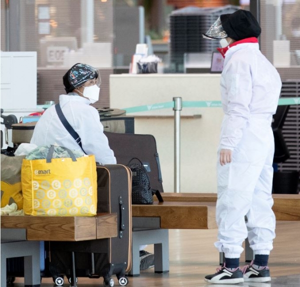 3일 오전 인천국제공항 제2터미널 출국장에서 마스크를 쓴 승객들이 탑승을 기다리고 있다. /연합뉴스
