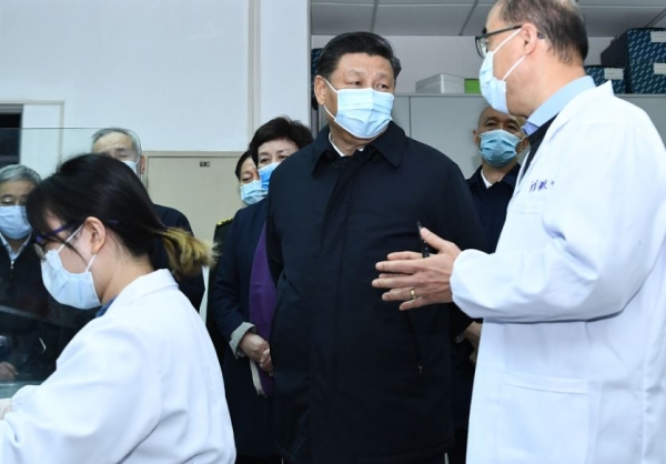 시진핑 중국 국가주석이 지난 2일 베이징 칭화대 의학원을 방문해 연구원들과 대화를 나누고 있다. 시 주석은 이날 "바이러스의 근원과 전파 경로 연구에 대한 전면적인 계획을 세우라"고 지시했다. /연합뉴스