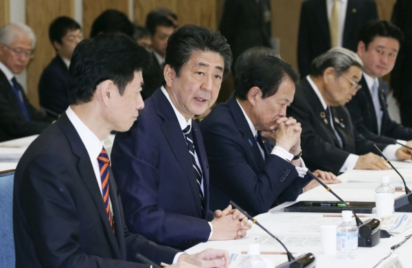 아베 신조 일본 총리가 5일 오후 총리관저에서 열린 코로나19 대책본부 회의에서 발언하고 있다. /교도=연합뉴스