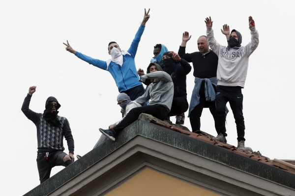 이탈리아 밀라노의 산비토레 교도소에서 9일(현지시간) 재소자들이 교도소 지붕 위에 올라가 코로나19 확산 방지를 위한 정부의 면회 금지 등 조치에 항의하고 있다. /AP=연합뉴스