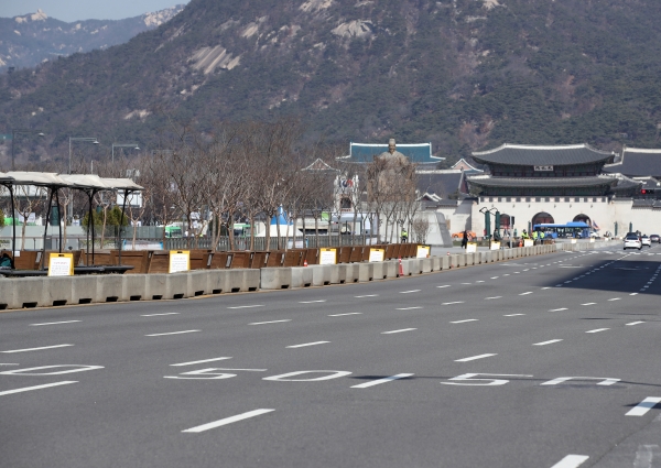 토요일인 14일 서울 도심 세종대로 일대가 코로나19의 영향으로 통행 차량과 보행자가 모두 줄어 한산한 모습을 보이고 있다. /연합뉴스