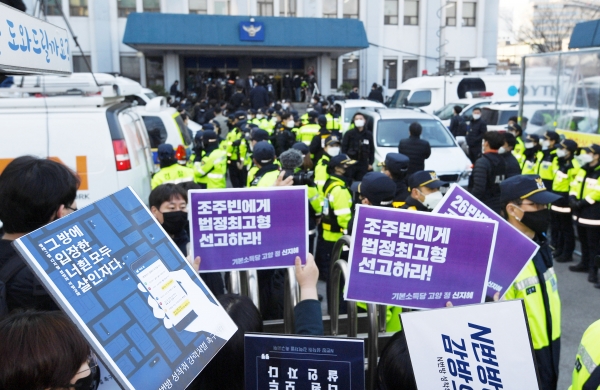 "그 방에 입장한 너흰 모두 살인자다." 텔레그램 '박사방' 운영자 조주빈이 25일 오전 서울 종로경찰서에 모습을 나타내자 시민들이 강력 처벌을 촉구하며 피켓 시위를 하고 있다. /박태유 기자 taeyu-park@lawtv.kr