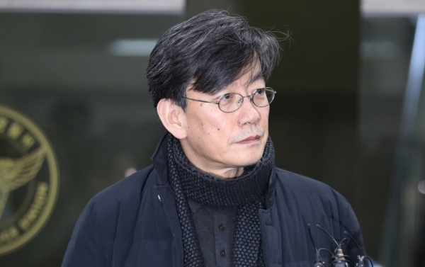 손석희 JTBC 사장이 지난해 2월 17일 프리랜서 기자 김웅씨를 폭행한 혐의로 서울 마포경찰서에서 조사를 받은 뒤 나오고 있다. /연합뉴스