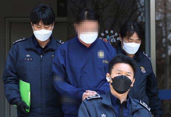 '라임자산운용 사태' 연루 혐의로 27일 첫 구속된 신한금융투자 전 임원이 법원을 나서고 있다. /연합뉴스