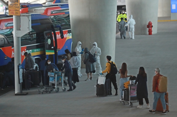 지난 2일 인천공항으로 귀국한 이탈리아 교민들이 임시생활시설로 가는 버스를 타고 있다. /연합뉴스
