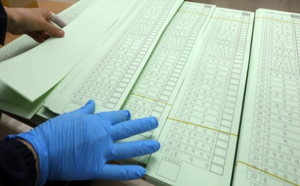 선거 관계자가 제21대 국회의원 선거 투표용지를 검수하고 있다. /인터넷 캡처