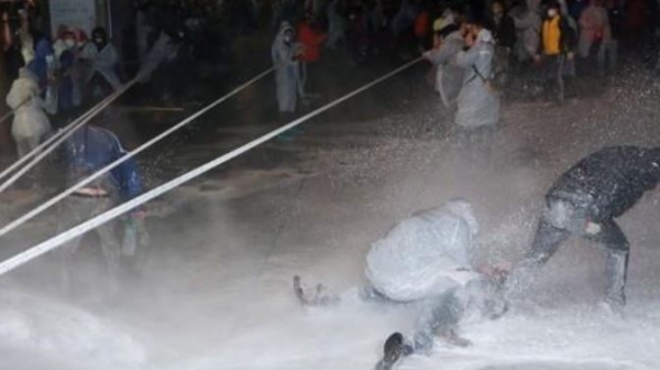 고 백남기 농민이 지난 2015년 11월 14일 열린 민중총궐기 집회에서 경찰의 물대포를 맞고 쓰러져 주변의 도움을 받고 있다. /연합뉴스