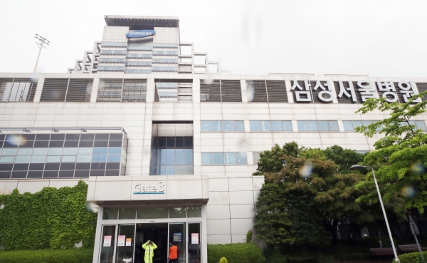 19일 간호사 4명이 코로나19에 감염된 사실이 확인된 서울 강남구 일원동 삼성서울병원. /연합뉴스