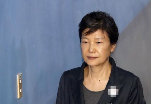 박근혜 전 대통령이 2017년 9월 서울중앙지법에서 열린 국정농단 사건 공판에 출석하고 있다. /연합뉴스