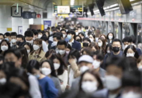 마스크를 착용하고 서울 지하철 광화문역을 이용하고 있는 승객들. /연합뉴스