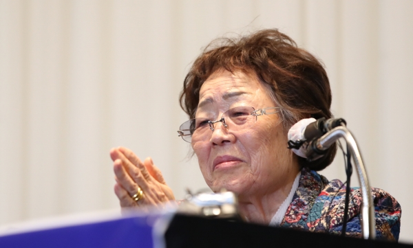 일본군 위안부 피해자 이용수 할머니가 25일 오후 대구 인터불고 호텔에서 열린 기자회견에서 발언 도중 감정이 격해지자 잠시 말을 멈추고 진정하고 있다. /연합뉴스