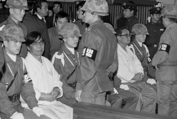 10·26 사건을 일으킨 김재규(왼쪽에서 두번째)가 육군 계엄보통군법회의 법정에 출석해 앉아있다. /연합뉴스