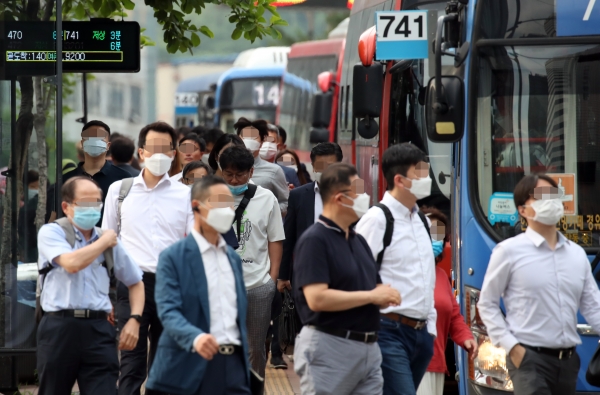 마스크를 쓰고 시내버스를 이용하는 시민들. /연합뉴스