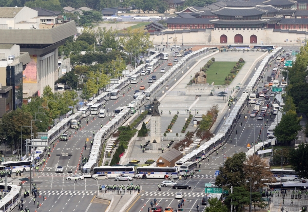 코로나19 방역을 이유로 서울 광화문광장 집회를 차단하기 위해 경찰이 지난 3일 버스 300대로 '차벽'을 만들어 광장 출입을 원천 통제하고 있다. /연합뉴스
