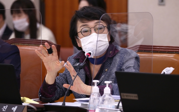 김진애 열린민주당 의원이 19일 국회 법사위 국정감사에서 라임 사태 관련 '검사 술접대' 의혹에 대해 질의하고 있다. /연합뉴스