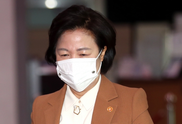 추미애 법무부장관이 17일 오전 국무회의에 참석하기 위해 정부서울청사로 들어서고 있다. /연합뉴스
