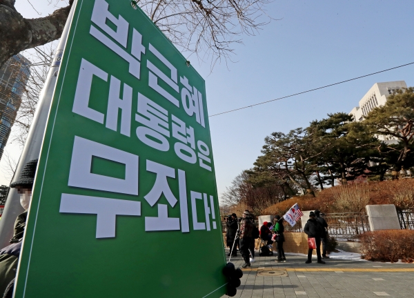 14일 박근혜 전 대통령 재상고심 선고공판이 열린 대법원 앞에서 박 전 대통령 지지자가 피켓 시위를 벌이고 있다. /연합뉴스