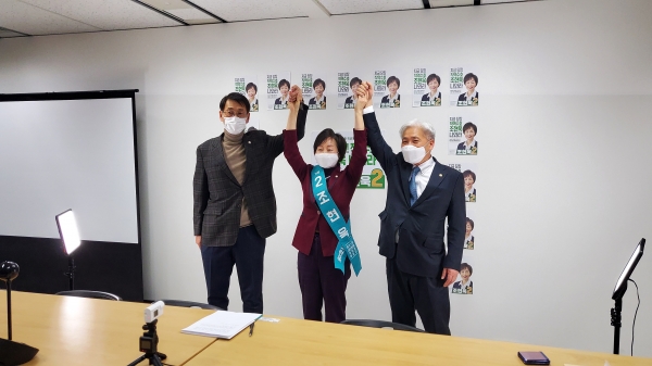 1차 투표에서 낙선한 황용환(왼쪽) 후보와 이종린(오른쪽) 후보가 26일 늦은 밤 조현욱(가운데) 후보 지지를 공식적으로 선언하고 있다. /조현욱 후보 제공