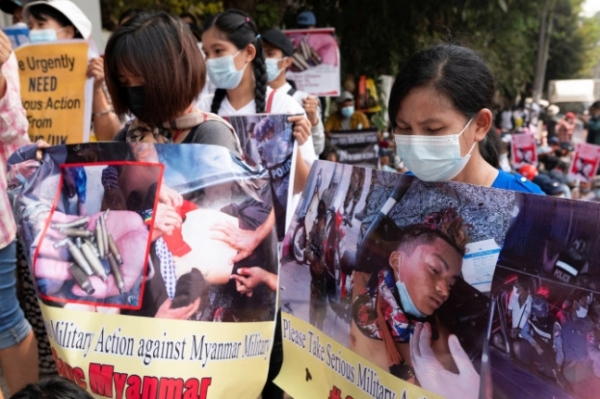 군부 쿠데타를 규탄하는 미얀마 양곤의 시위대. /로이터=연합뉴스