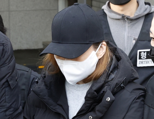 '구미 3세 여아 사망 사건'의 친모 석모씨가 지난 17일 구미경찰서에서 검찰로 송치되고 있다. /연합뉴스