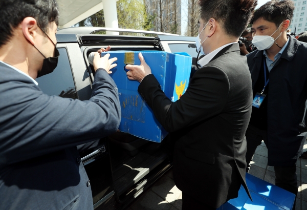 경찰이 지난 5일 인천시의회 의원의 투기 의혹과 관련해 인천시청에서 압수한 물품을 차량에 싣고 있다. /연합뉴스