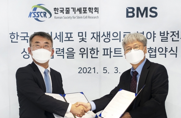 송지환(왼쪽) 한국줄기세포학회 회장과 임덕현 BMS 부사장이 업무협약을 체결하고 있다. /BMS 제공