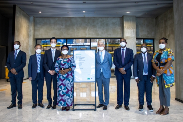 마틸다 마수카(왼쪽에서 네번째) 대사 등 주한 탄자니아 대사관 관계자들이 23일 생명과학기업 비엠에스(BMS) 김포사옥을 방문해 김선기(다섯번째) BMS 대표 등과 기념촬영을 하고 있다. /BMS 제공