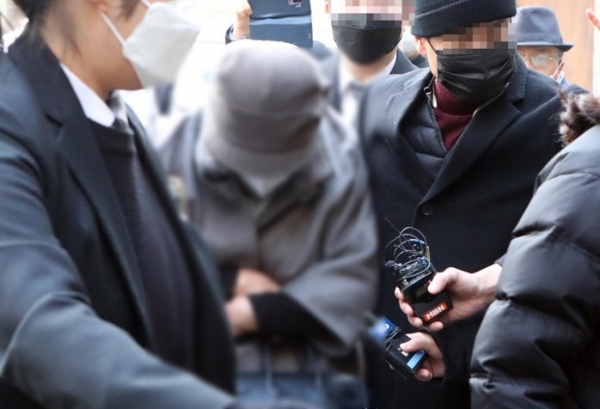 윤석열 국민의힘 대선후보의 장모 최모씨가 재작년 12월 22일 의정부지법에서 열린 재판에 출석하고 있다. /연합뉴스