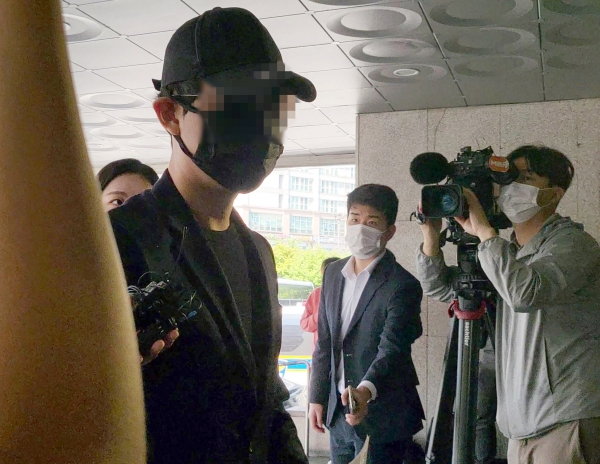 인터넷방송 BJ A씨가 16일 오전 서울 성동경찰서에 경찰 조사를 받기 위해 출석하고 있다. /연합뉴스
