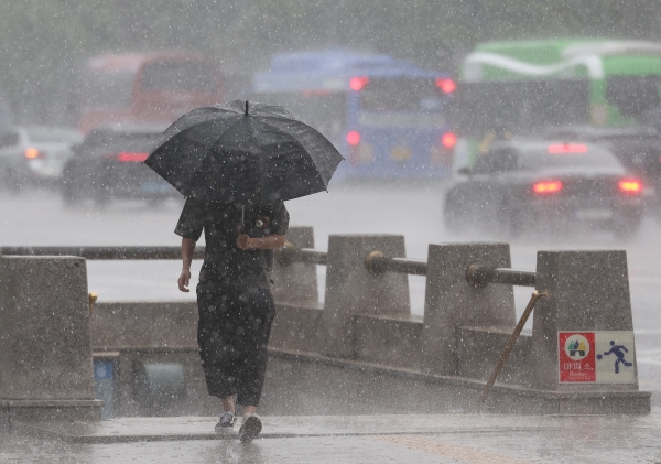 소나기가 내린 14일 오후 서울시내에서 시민들이 우산을 쓴 채 이동하고 있다. (사진=연합뉴스)