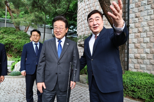더불어민주당 이재명 대표가 지난 8일 저녁 성북구 중국대사관저에서 싱하이밍 주한 중국대사를 만나고 있다. (국회사진기자단)