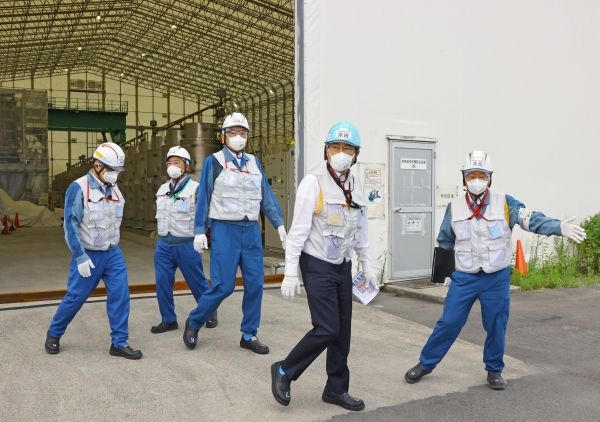 기시다 후미오 일본 총리가 20일 오염수(일본 정부 명칭 '처리수') 해양방류를 앞둔 20일 후쿠시마 제1원자력발전소를 방문, 방류시설을 시찰하고 있다. (사진=연합뉴스)