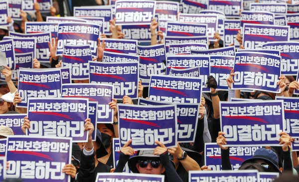 서울 여의도 국회 앞에서 열린 추모 집회에서 참가자들이 피켓을 들고 구호를 외치고 있다. (사진=연합뉴스)