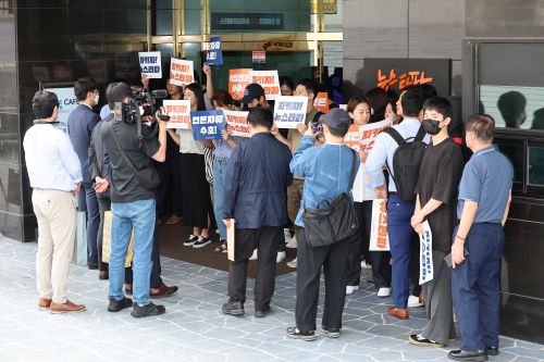 대장동 허위 보도 의혹 관련 압수수색을 위해 서울 중구 뉴스타파를 찾은 검찰 관계자들이 뉴스타파 직원들과 대치하고 있다. (사진=연합뉴스)