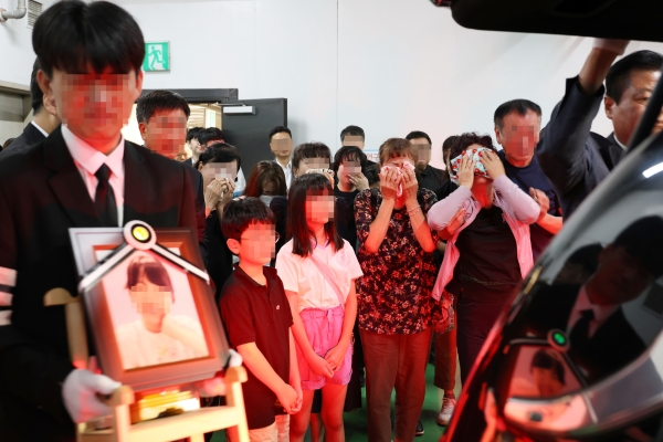 악성민원으로 세상을 떠난 대전 초등 교사의 발인식이 9일 오전 대전 서구 한 장례식장에서 엄수되고 있다. (사진=연합뉴스)